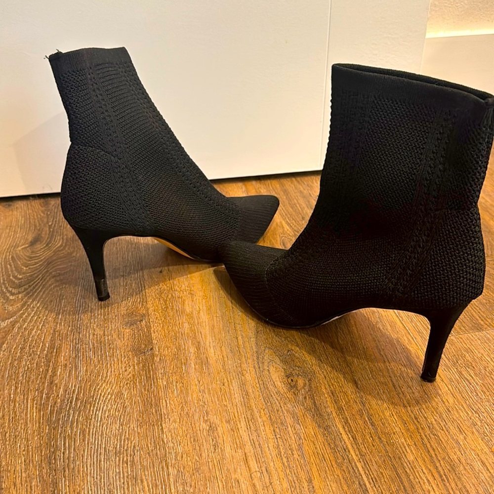 Stretched black ankle fashion boot